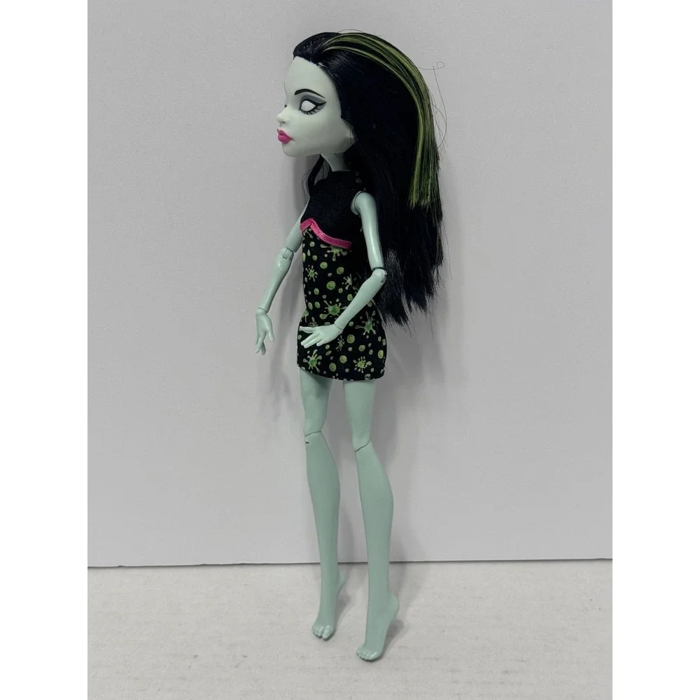 Monster High Ghoul Fair Scarah Screams Doll fashion doll toy with dress